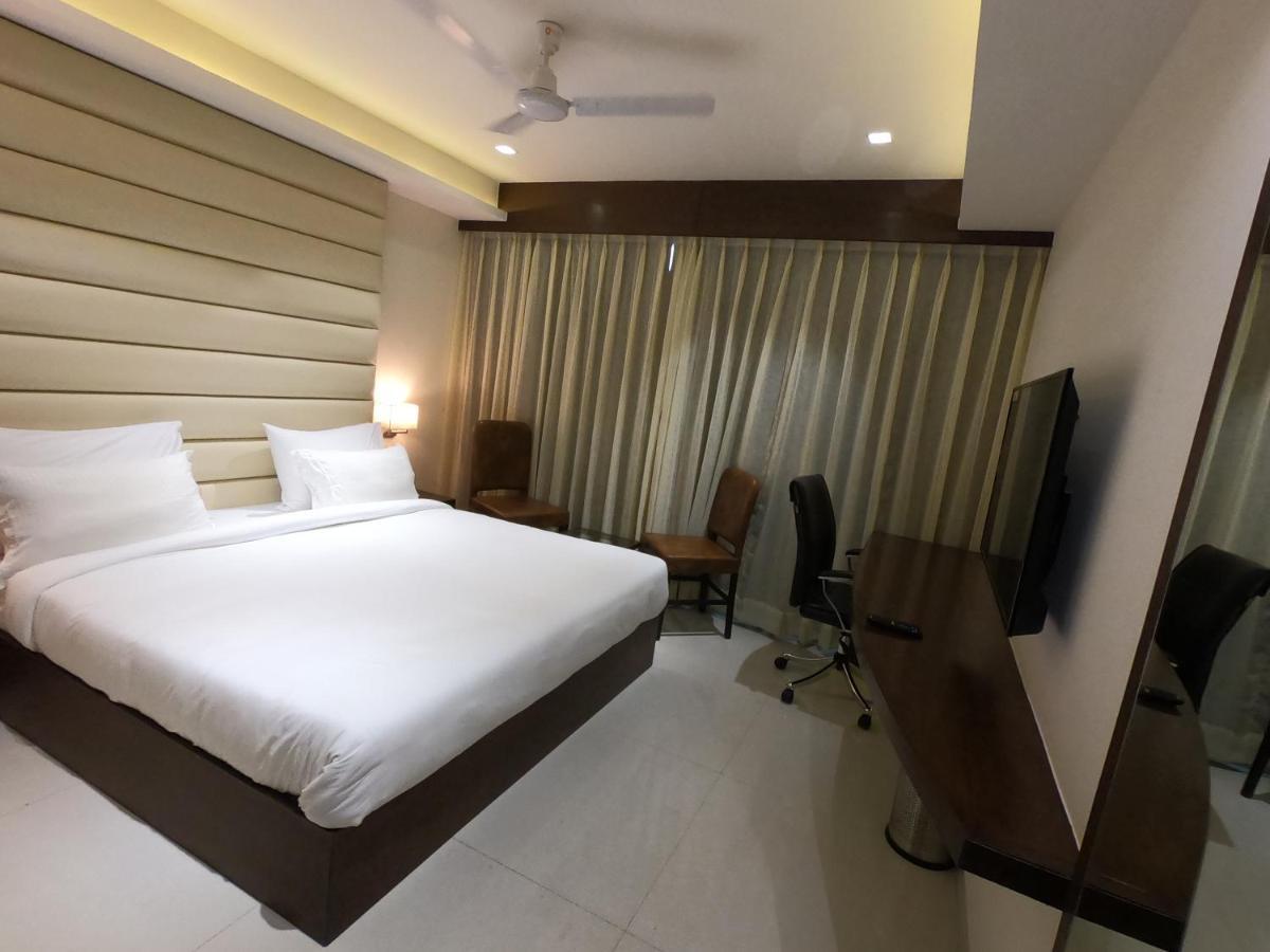 Hotel The Bellevue Индор Екстериор снимка