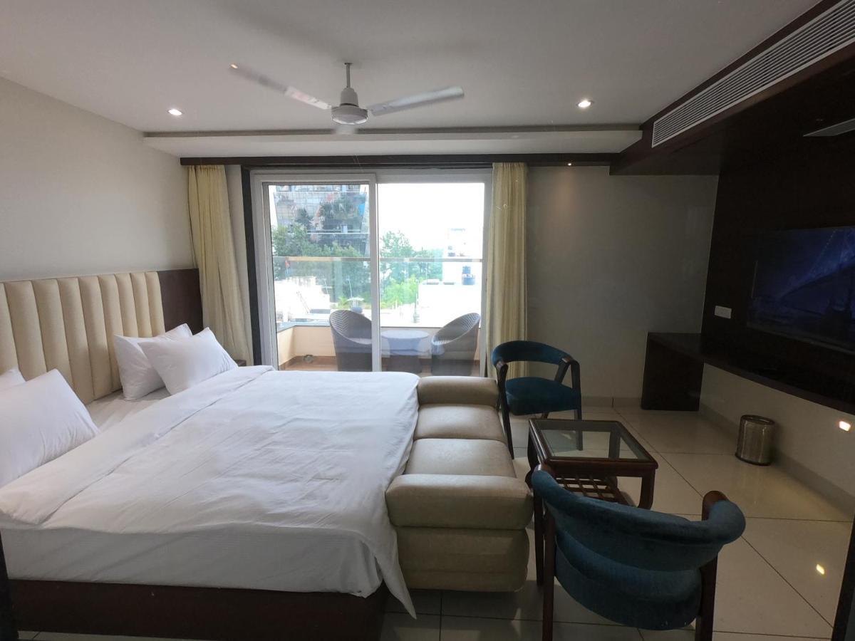 Hotel The Bellevue Индор Екстериор снимка