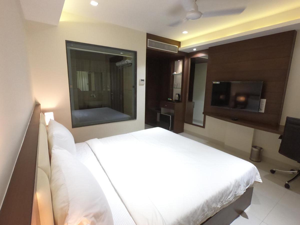 Hotel The Bellevue Индор Екстериор снимка
