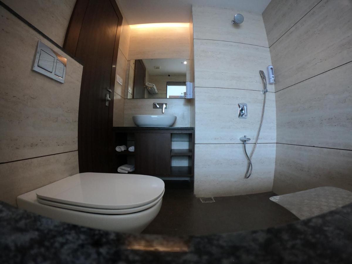 Hotel The Bellevue Индор Екстериор снимка