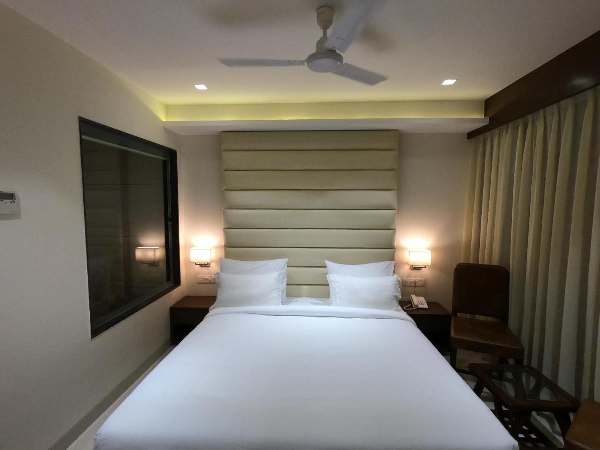 Hotel The Bellevue Индор Екстериор снимка