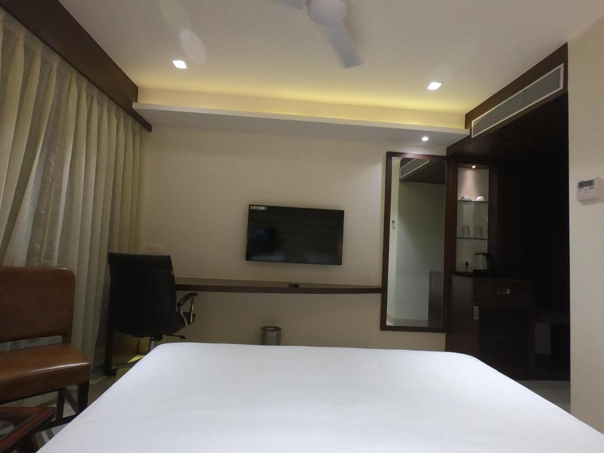 Hotel The Bellevue Индор Екстериор снимка