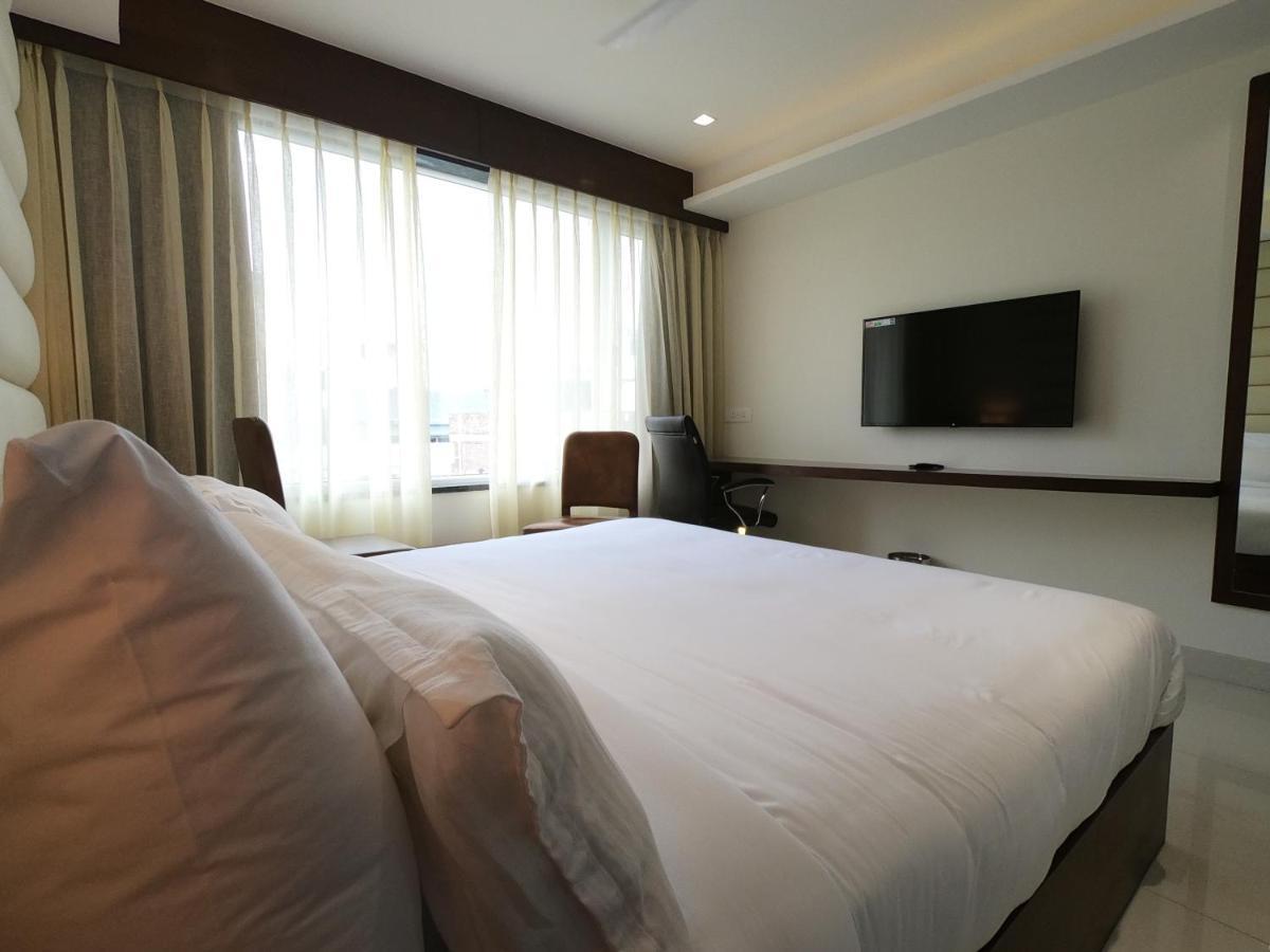 Hotel The Bellevue Индор Екстериор снимка