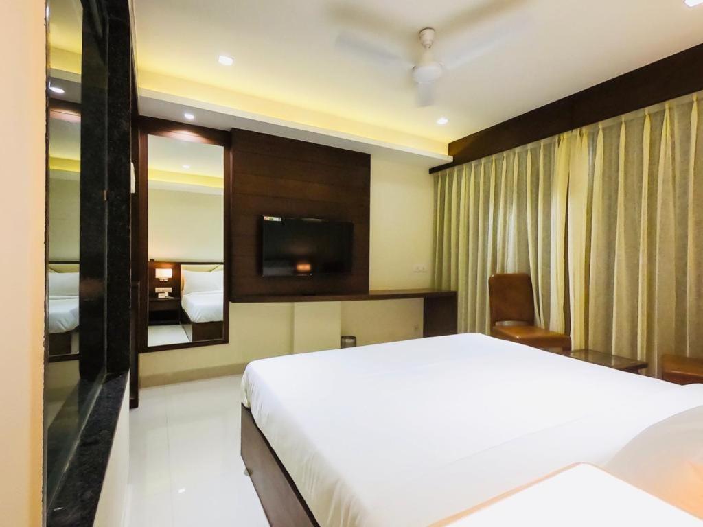 Hotel The Bellevue Индор Екстериор снимка
