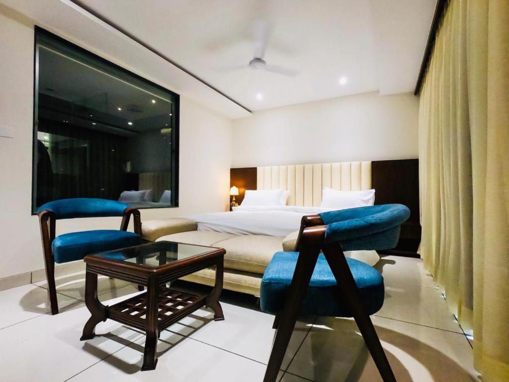 Hotel The Bellevue Индор Екстериор снимка