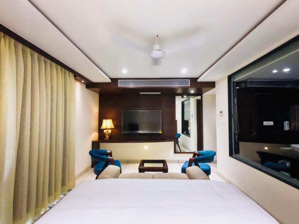 Hotel The Bellevue Индор Екстериор снимка